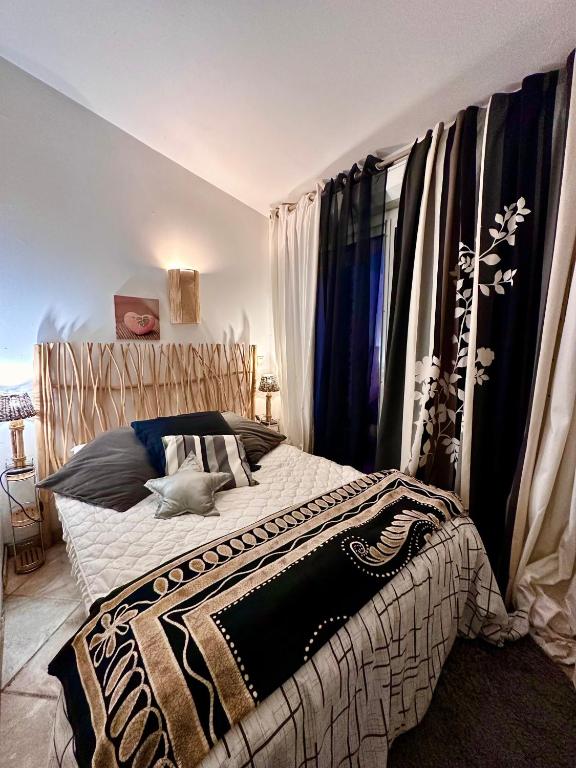 Schlafzimmer mit Doppelbett