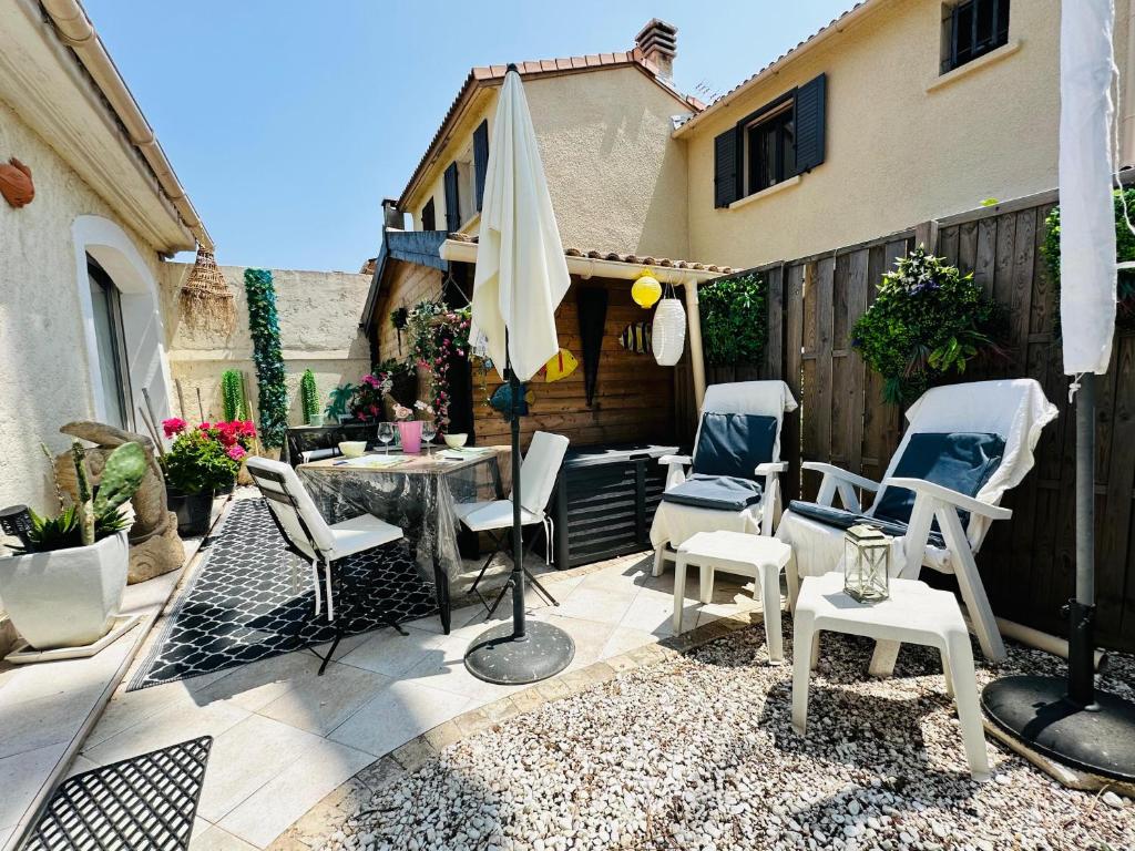 Möblierte Terrasse von Les Pivoines in Borgo